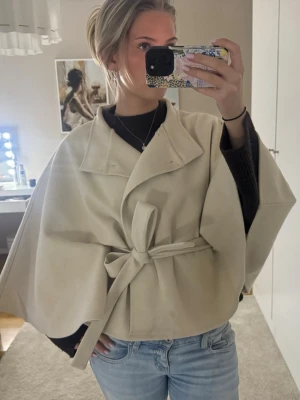 Poncho kappa - Använd fåtal gånger, nypris 400kr