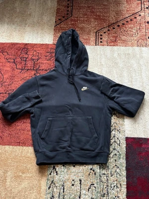 Svart hoodie från Nike med logga, size S - Säljer en svart hoodie från Nike med den klassiska broderad Nike logga på bröstet. Perfekt för en avslappnad och sportig stil.