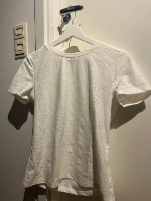 T-shirt - Fin strechig T-shirt i ett mönster