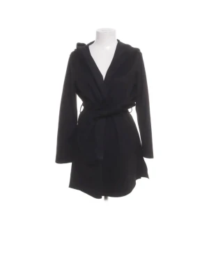 Svart kappa med huva och knytskärp - Stilren svart kappa med huva och knytskärp i midjan. Från Zara🩷