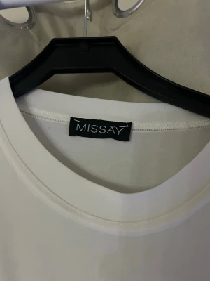 Vit croppad långärmad topp Missay - Säljer en vit croppad långärmad topp från Missay. Ser Tajt ut i midjan men stretchig! 
