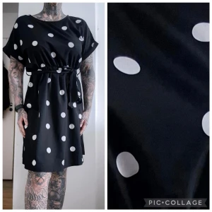 Svart prickig klänning med knytskärp - Säljer en svart klänning med stora vita prickar och ett matchande knytskärp i midjan. Klänningen har korta ärmar, rund halsringning och en avslappnad passform. Perfekt för dig som gillar retrovibbar och enkel stil.
