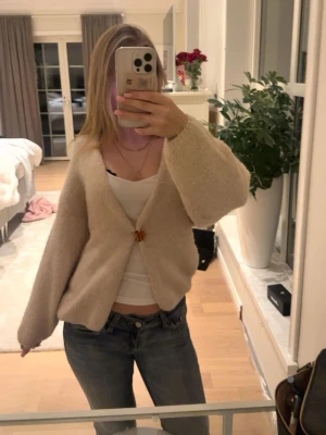 Beige Lindex kofta - Säljer min beiga kofta från Lindex i storlek xs/s, använd ett par gånger. Pris kan diskuteras!💕