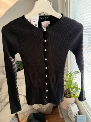 Långärmad topp - Ny med lappar, nypris 459:-