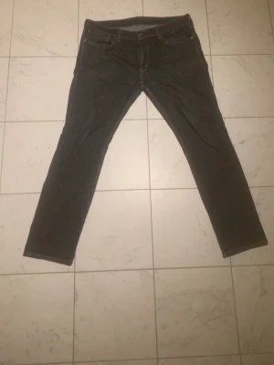 Blå Levi's jeans - Pris kan diskuteras!!! Säljer ett par blå jeans från Levi's med klassisk femficksmodell och raka ben. Jeansen har normal midja och är tillverkade i slitstark denim. Passar perfekt till en avslappnad och stilren look.