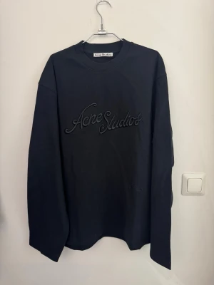 Acne Studios svart Longsleeve storlek S - Långärmad tröja med broderad logga på bröstet oversized unisex fit mycket bra skick