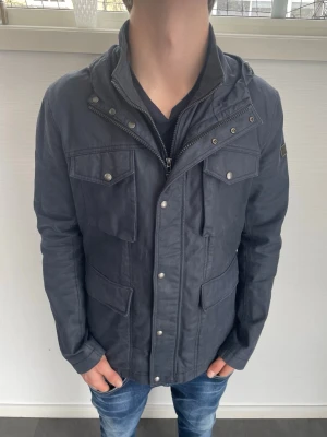 Hugo boss field jacka  - Hugo boss field jacka herr| pris:899kr| Storlek:M | skick:9,8/10| hör av dig vid minsta lilla fundering eller fråga|