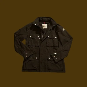 Moncler field jacket - Tja, säljer nu min Moncler Field Jacket i storlek 2, köpte den nyligen på Vestiaire Collective men den var inte riktigt min stil. Jackan är såklart 100% äkta och passar mig som är 178cm och 75kg. Tveka inte på att höra av dig vid fler frågor och funderingar🤩