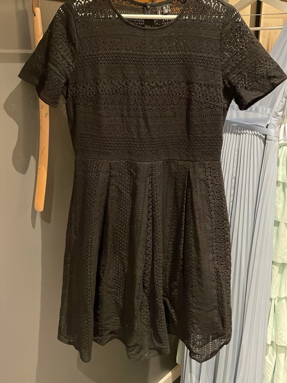 Svart spetsklänning med kort ärm