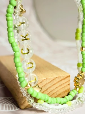 Set: matchande pärlarmband för tur och lycka i kärlek  - .Ett set med eleganta armband i glaspärlor med flera lyckobringande detaljer såsom aventurin, rosenkvarts och en gyllene fyrklöver. Vackra toner av pastell grönt och rosa. Nytt med prislapp, handmålad etikett med texten Lucky in Love. De färgglada glaspärlorna är 3-6 mm i diameter. Armbandet är 18 cm i omkrets med stretchigt och hållbart kristallband.  Perfekt som present eller en härlig unik detalj till dig själv. Denna storlek passar de flesta vuxna kvinnor, skulle du behöva ändra storleken