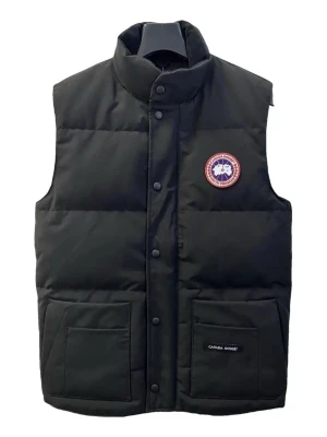 Svart dunväst från Canada Goose - Snygg svart dunväst från Canada Goose i mycket gott skick. Storlek XS. Passar perfekt för kyligare dagar. Säljer pågrund av att jag har bytt stil, hör av dig vid intresse!