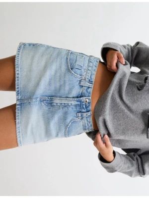 Ljusblå jeanskjol från Stradivarius - Köpte för 400 säljer för 100(Trendig ljusblå jeanskjol från Stradivarius med klassisk femficksdesign, bälteshällor och rå kant nertill. Kjolen har en kort passform och stängs med knapp och dragkedja framtill. Perfekt till sommarens alla outfits!)