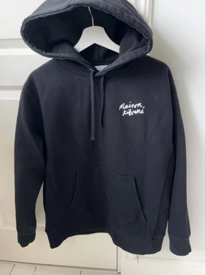 Maison kitsume hoodie L  - Maison kitsume hoodie L, Inga defekter! Sjukt najs hoodie, Modellen i bilderna är 180 cm 75 kg och bär Storlek L , Kom med frågor! 🌟 (Kan gå ned i pris vid köp av paket 😉) 