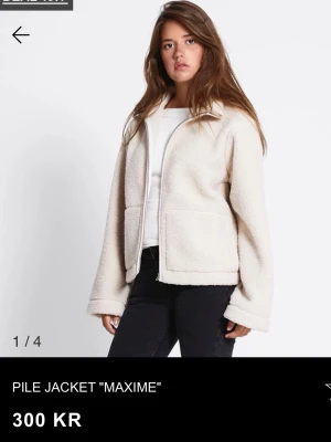 Beige teddyjacka med dragkedja - Mysig beige teddyjacka med dragkedja. Använd en gång, säljer pga köpte fel storlek. Stlk XS