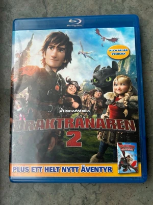 Draktränaren 2 blu-ray - Draktränaren 2 på Blu-ray. Filmen har svenskt tal och text. Speltid 1 timme 45 minuter. Extramaterial inkluderar: "Dawn of the Dragon Racers" kortfilm, "Drago's War Machines", "Berk's Dragon Racing", "Hiccup's Inventions in Flight", "Deleted Scenes", "Still Gallery" och "World of DreamWorks Animation".  Finns på språk: Svenska, Engelska   OBS!! skivorna är begagnade så det kan förekomma repor/hairlines på skivorna, men då jag kollar igenom alla filmer jag säljer garanterar jag att alla funkar 