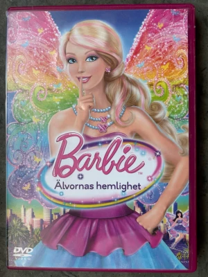 Barbie älvornas hemlighet dvd  - Barbie Älvornas Hemlighet är en animerad film från 2011. Filmen har svenskt tal och text. Speltiden är 1 timme och 12 minuter. Extramaterial inkluderar musikvideo och borttagna scener.  Finns på språk: Svenska, Engelska, Finska, Ungerska    OBS!! skivorna är begagnade så det kan förekomma repor/hairlines på skivorna, men då jag kollar igenom alla filmer jag säljer garanterar jag att alla funkar felfritt om inget annat står! :)