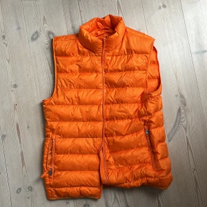 Gant dunväst  - Nästan oanvänd dunväst från Gant. Relativt tunn så passar bra att ha ovanpå tjocktröja eller jacka