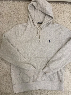 Ralph lauren hoodie - Säljer denna ralph lauren hoodien i storlek M, skick 9/10 lappen är lite lös-går att laga, skriv vid info/bildrr