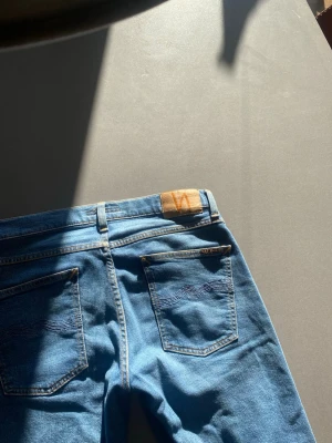 Nudie jeans Lean dean - Säljer nu dessa riktigt snygga Lean Dean, nästan helt nya och inga defekter, bara höra av dig vid frågor eller funderingar och pris kan absolut diskuteras,   Nypris 1600