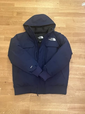  The North Face jacka - Säljer min North Face vinterjacka då inte har använts så många gånger och bara samlar damm. Den är storlek L men passar även M. Den är så gott som ny. Hör av er vid frågor. 