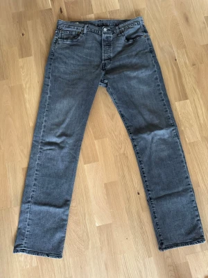 Grå Levi's 501 34/34 -  Gråa jeans från Levi's strl 34/34.