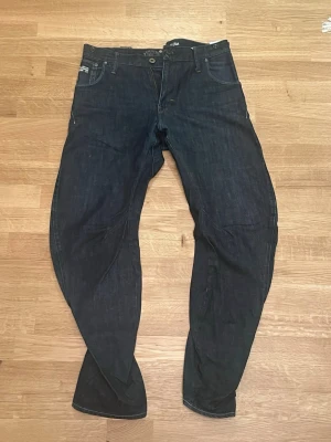  G-Star jeans - Säljer ett par mörkblå jeans från G-Star. De är lite använda men är i gott skick. Modellen heter Raw GS01. Hör av er vid frågor!