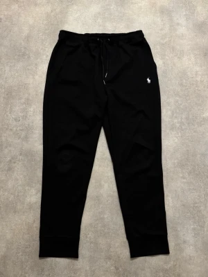 Ralph Lauren barn mjukisbyxor - Säljer ett par svarta barn mjukisbyxor från Polo Ralph Lauren, storlek XL