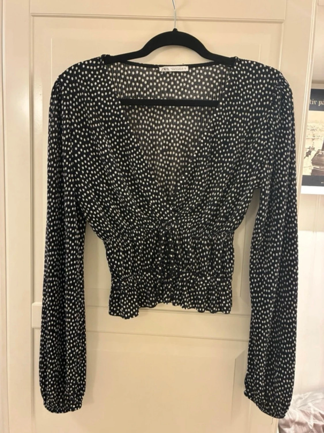 Svart prickig blus med v-ringning - 1