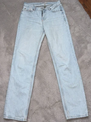 Ljusblå raka jeans i denim - Säljer en av mina favorit jeans i ljusblå jeans material med rak passform, eftersom de är för små de passar för 34 också. De är jätte fina på💕