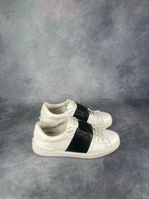 Valentino Open - Skick: 8,5/10. | Ingår: endast skorna. | Nypris: +- 7000 SEK.