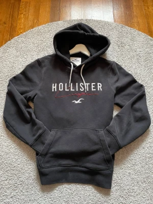 Svart Hollister hoodie - Tjaa!! Säljer denna schyssta och efterfrågade Hollister Hoodien. Väldigt bra skick. Storlek S. Skriv gärna vid frågor eller funderingar😊