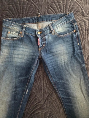 Dsquared2  - Italienskt storlek 44. Passar 27/32 28/32. Aldrig använd.  Självklart äkta. 