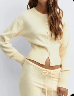 Gul figursydd kofta  - Figursydd lite kortare tajtare kofta/topp från Gina, endast använd någon enstaka gång 