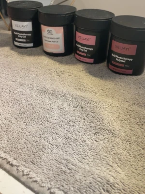 Builder gel - Säljer flera burkar XEIJAYI Nail Phototherapy builder gels för naglar. Poly gelen kommer i svarta burkar med rosa etikett och används för att bygga och forma naglar. Perfekt för dig som vill skapa egna gelnaglar hemma. 100kr st eller alla för 300kr