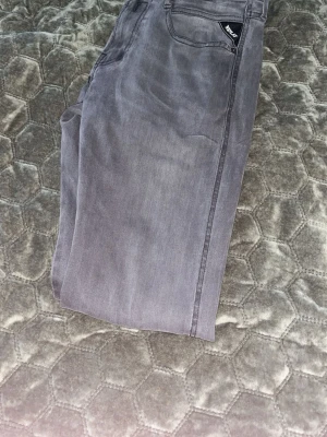 Replay jeans - Gråa Replay jeans som sitter perfekt, sköna och strechiga 