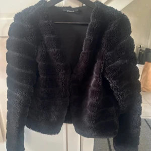 Svart fuskpälsjacka från GinaTricot - Mjuk och fluffig svart fuskpälsjacka från GinaTricot. Färgen ser lite ojämn ut på bilderna, men det är den inte i verkligheten🩷