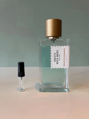 3 ml sample av Goldfield & Banks Pacific Rock Moss - Ett sample på 3 ml av Goldfield & Banks Pacific Rock Moss. Det är en fräsch parfym som har noter av b.l.a citrus, ekmossa och cederträ, det gör den till en perfekt parfym för sommaren eller vardagliga tillfällen. Våra samples är helt nya och är gjorda av glas. Det är fritt fram att skriva till oss om ni har frågor.
