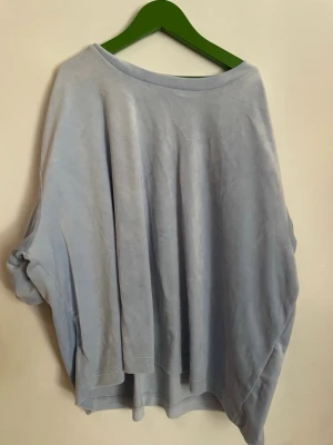 Ljusblå mjukis från Gina Tricot - Supersköna ljusblå mjukisset från Gina Tricot i mjukt, lent material. Perfekta för chill dagar hemma eller som loungewear. De har resår i midjan för extra komfort och en avslappnad passform.