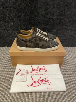 Christian Louboutin skor - Hej, säljer nu dessa svin snygga och rare Christian Louboutin camo spikes skor. Skorna är i grymt skick! Begränsat antal boxar och dustbag. Hör av dig vid frågor. 