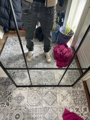 Grå slitna jeans med raka ben - Säljer ett par grå jeans med slitningar och tvättad look. Passar dig som gillar en avslappnad och trendig stil. Replay anbass w30 l32. Måste även tillägga att de är riktigt sköna 