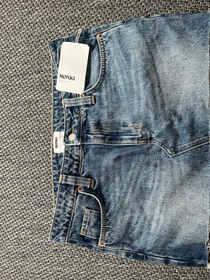 Blå kjol från monki - Säljer en klassisk blå kjol från monki som aldrig är använd, lappen kvar, storlek 38