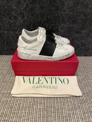 Valentino open  - Hej, säljer nu dessa svin snygga Valentino skor. Skorna är i grymt skick! Begränsat antal boxar och dustbag. Hör av dig vid frågor. 