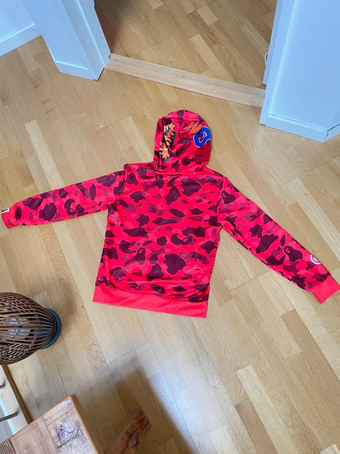 Röd BAPE Shark Hoodie med camomönster - 2