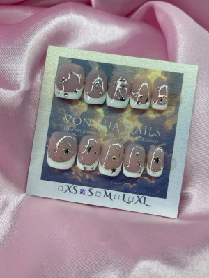 FrenchLuma (S);Short Square - Snygga handgjorda press-on naglar i nude med vit fransk tipp och silverfärgade stjärnor. Naglarna har en kort, fyrkantig form och är handgjorda. Perfekt för dig som vill ha en unik och trendig look.S: 15 mm, 11,5 mm, 12 mm, 11 mm, 9 mm 