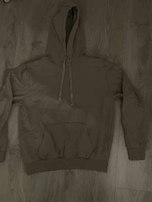 Grå hoddie  - Säljer en enkel grå hoodie från H&M