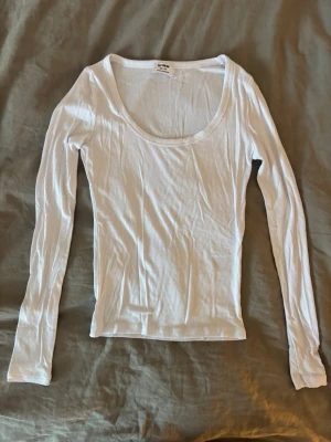 Ribbad topp - Helt ny långärmad vit ribbad topp som är lite genomskinlig. 