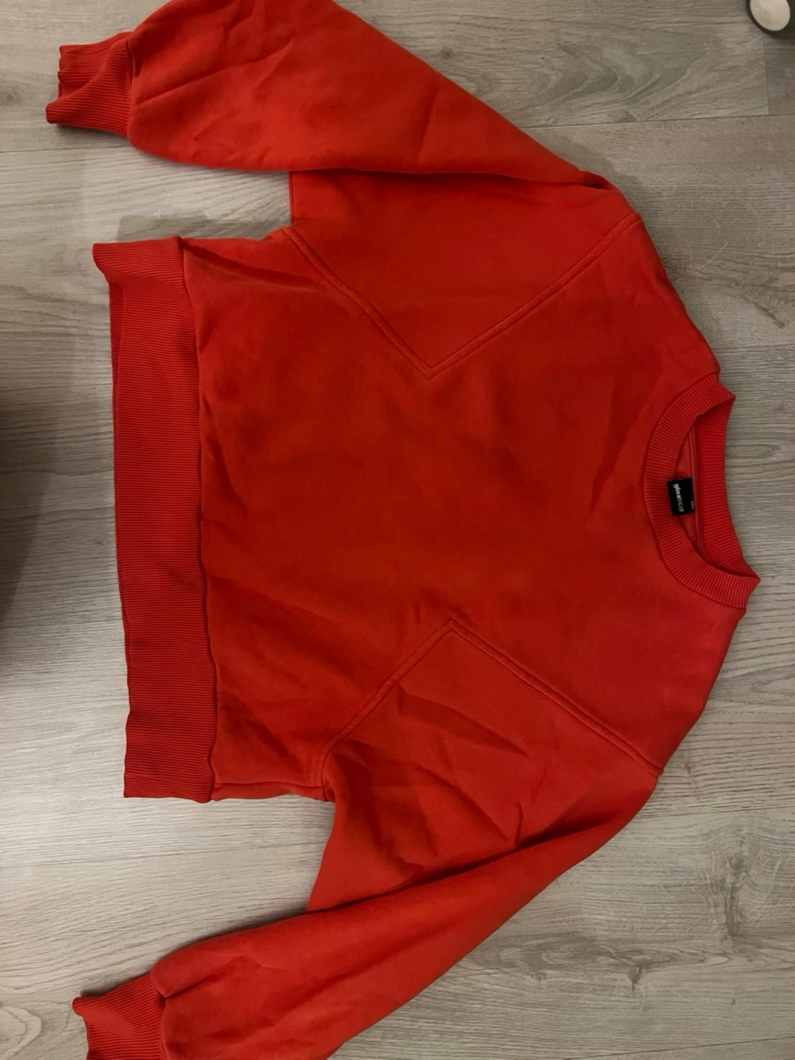 Röd sweatshirt från Gina Tricot