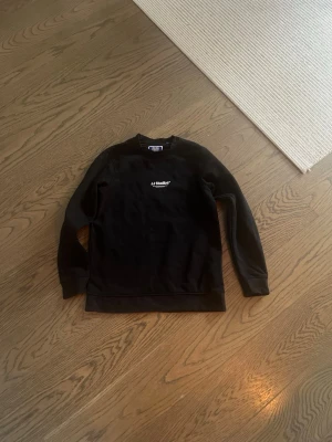 Jack and Jones  - En svart sweatshirt från jack and Jones skickar dagen efter beställningen 