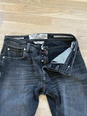 Jacob Cohën Type 688 - Säljer nu riktigt fräscha gråa Jacob Cohën jeans i size W32. Nypriset ligger på runt 5000kr ⭐️    passformen är regular fit. Toppenskick förutom några stygn som dragits upp (bild 6/6), inget som märks av vid användning eller som kommer dras upp mer. Kom gärna med prisförslag eller funderingar 🤩