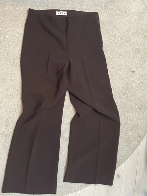 bruna kostymbyxor  - Säljer mina bruna kostymbyxor med rakt/Baggy ben då de är lite för korta. Säg till om du vill ha fler bilder eller vill diskutera pris💕